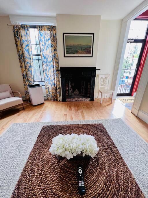 Historic Corner Apartment With Patio & Off Street Parking Portland Eksteriør bilde