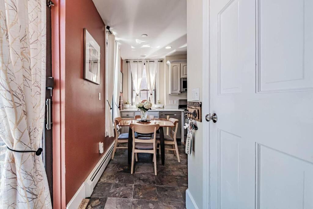 Historic Corner Apartment With Patio & Off Street Parking Portland Eksteriør bilde