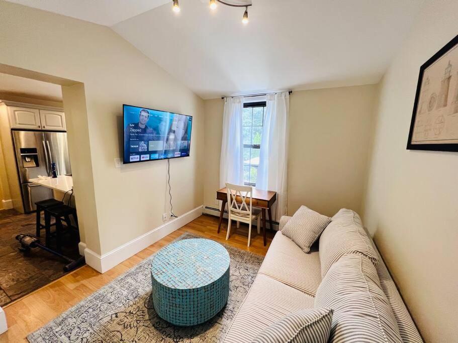 Historic Corner Apartment With Patio & Off Street Parking Portland Eksteriør bilde