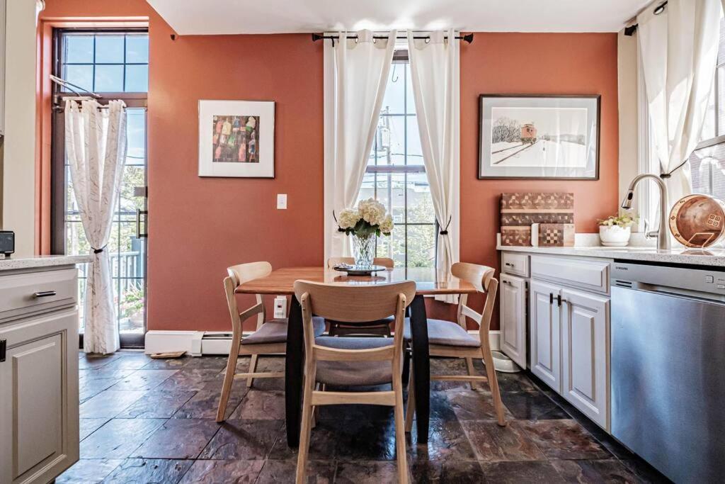 Historic Corner Apartment With Patio & Off Street Parking Portland Eksteriør bilde